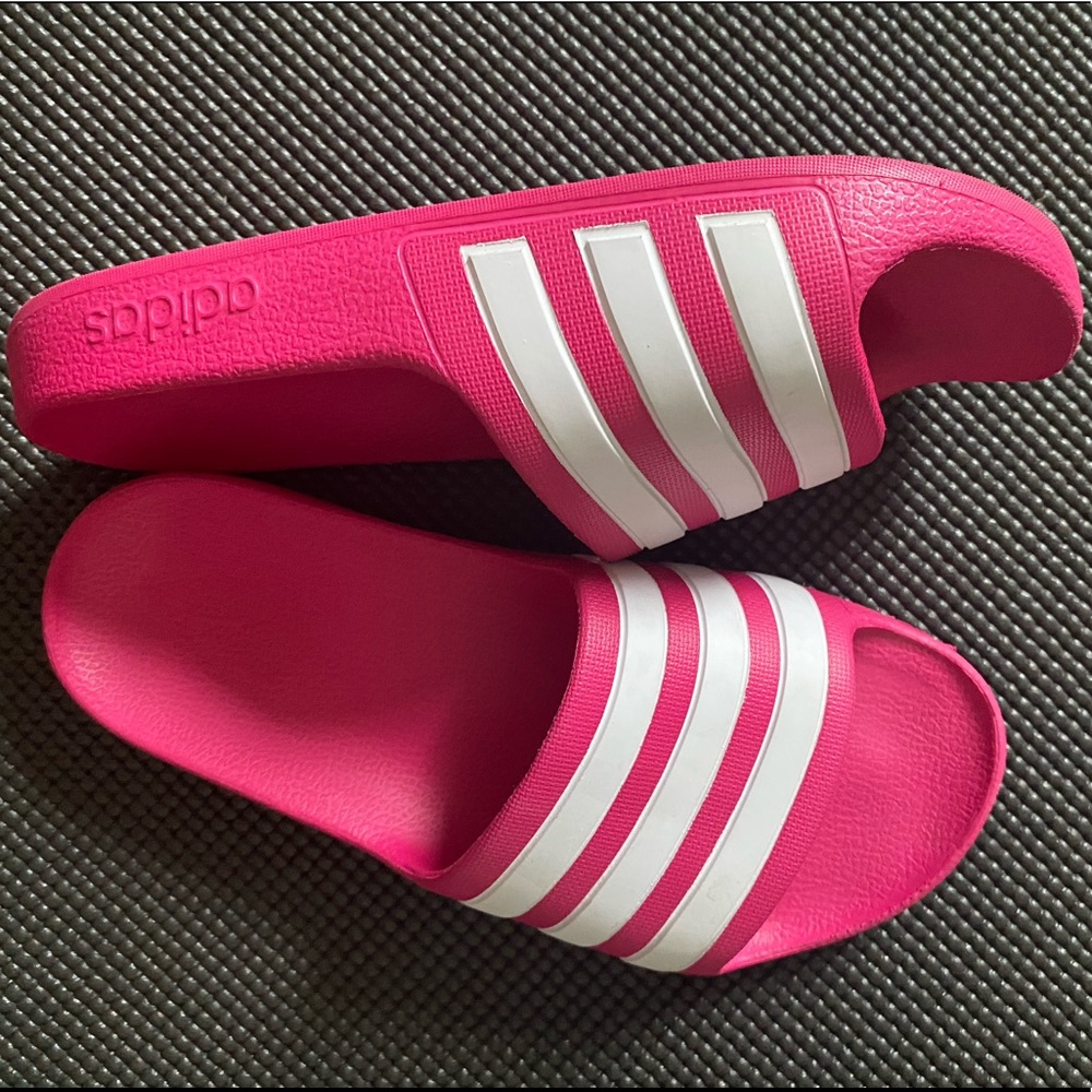 adidas hot pink slides • girls 3